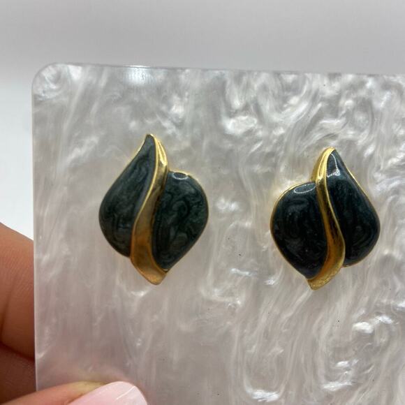 Vintage‎ Emrold Green Earrings gold tone Studded - Picture 1 of 5